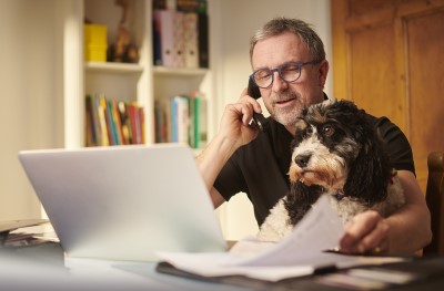 man-phone-dog-tw.jpg